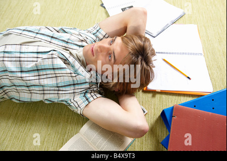 Junger Mann liegend auf Teppich Stockfoto