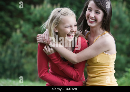 Mädchen lacht im park Stockfoto