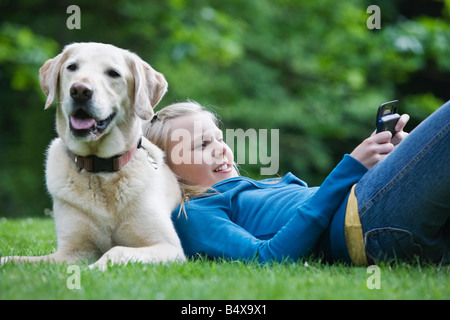 Mädchen auf Hund im park Stockfoto