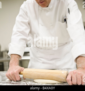 Baker rollenden Teig Stockfoto