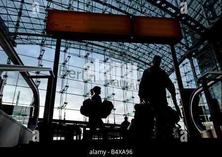 Passagiere im Eingangshalle am Hauptbahnhof Hauptbahnhof in Berlin 2008 Stockfoto