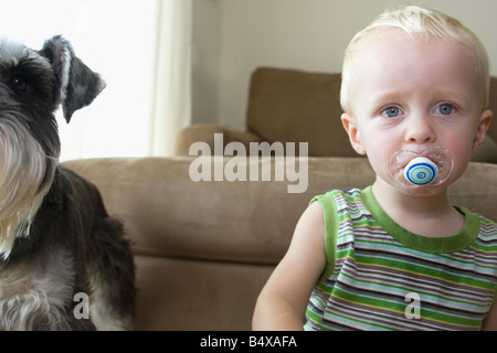 Baby Boy am Schnuller saugen Stockfoto