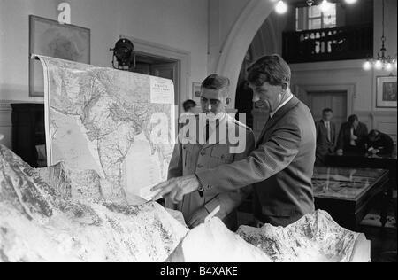 Das Everest Team besuchen eine Pressekonferenz im Rahmen der königlichen geographischen Gesellschaft Kensington Gore Edmund Hillary stellt die Route Stockfoto