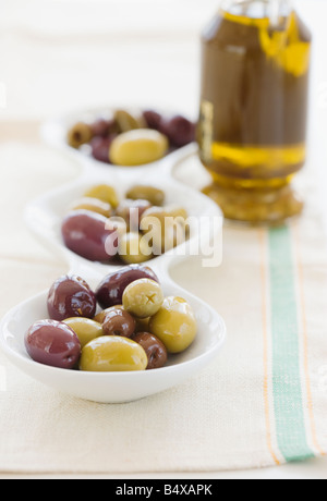 Schüssel mit sortierten Oliven serviert Stockfoto