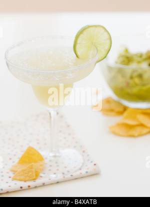 Kalk-Margarita, Tortillachips und guacamole Stockfoto