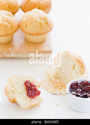 Frisch gebackene Muffins und Marmelade Stockfoto