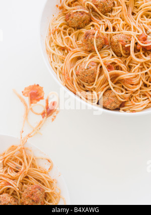 Chaotisch Spaghetti und Fleischbällchen Stockfoto