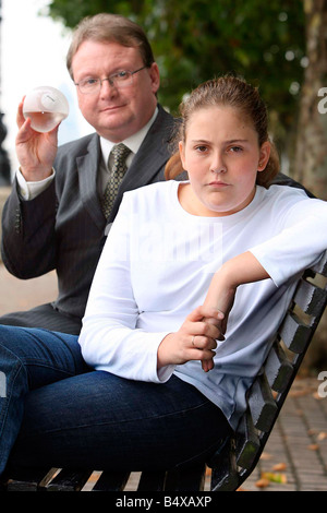 Becky Unsworth, 14, wurde wiegt 12 Stein 9, und mit einem Ballon im Bauch. Sehen mit ihrem Arzt halten einen Ballon wie in ihrem Bauch eingefügt. Stockfoto
