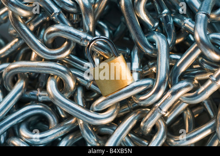Nahaufnahme von Sperren auf Haufen von Metall-Kette Stockfoto