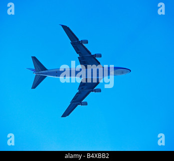 Niedrigen Winkel Blick auf Flugzeug im Himmel Stockfoto