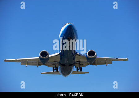 Niedrigen Winkel Blick auf Flugzeug im Himmel Stockfoto