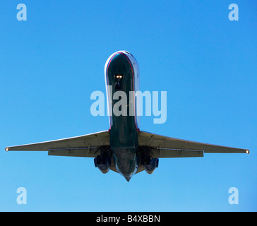 Niedrigen Winkel Blick auf Flugzeug im Himmel Stockfoto