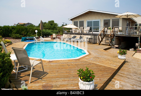 Haus mit Pool direkt am Strand Stockfoto