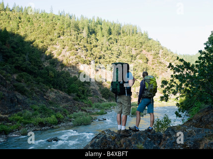 Wanderer, die Aussicht auf Fluss Stockfoto