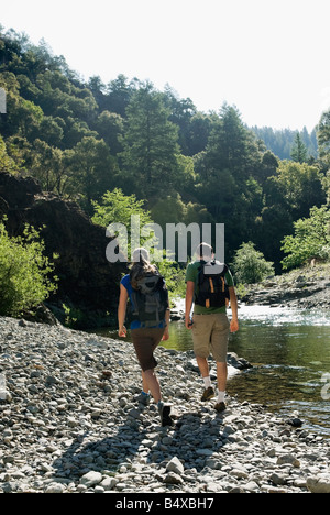 Wanderer zu Fuß entlang Stockfoto