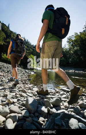 Wanderer zu Fuß entlang Stockfoto