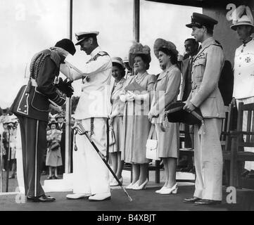 König George VI präsentiert Award zu Paramount Chief bei Besuch in Betschuanaland auf der rechten Seite kann die Königin Prinzessin Elisabeth Prinzessin Margaret und Group Captain Peter Townsend Holding Kissen während Royal Tour of South Africa 1947 zu sehen Stockfoto