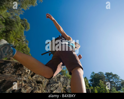 Niedrigen Winkel Blick auf weibliche Wanderer Stockfoto