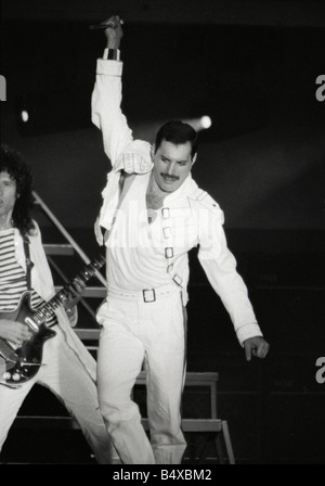 Queen Rock Group Freddie Mercury Brian May John Deacon Roger Taylor Queen Konzert in St James Park in Newcastle Freddie Mercury der 1980er Jahre Stockfoto