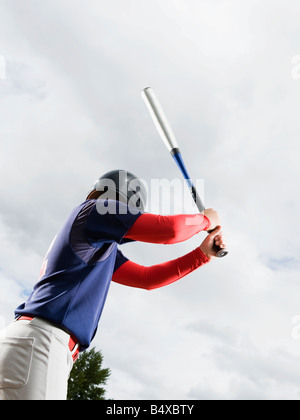 Baseball-Spieler lesen, um die Schläger schwingen Stockfoto