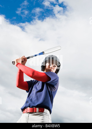 Baseball-Spieler lesen, um die Schläger schwingen Stockfoto