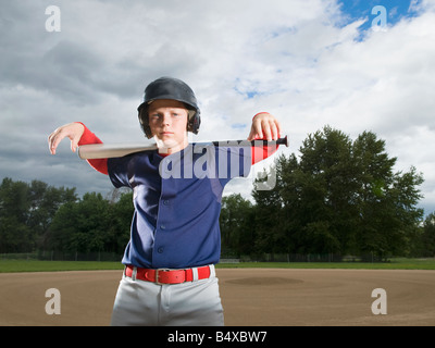 Baseball-Spieler posiert mit Fledermaus Stockfoto