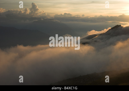 Cloud-Meer und Sonnenuntergang über Dents du Midi aus Cabane du Mont Fort, in der Nähe von Verbier, Schweizer Alpen (Walliser Alpen, Wallis). Stockfoto