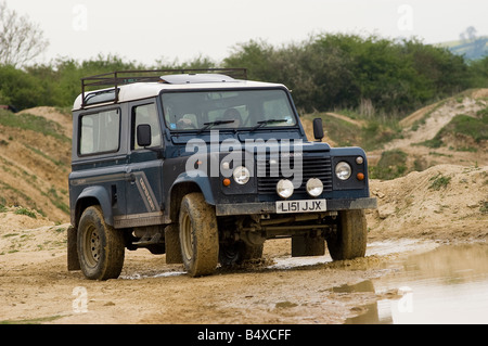 Land Rover Verteidiger im Gelände. Stockfoto