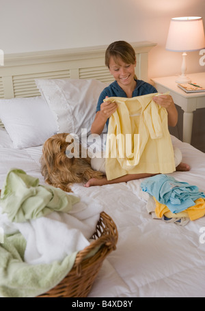 Mädchen Kleidung auf Bett klappbar Stockfoto