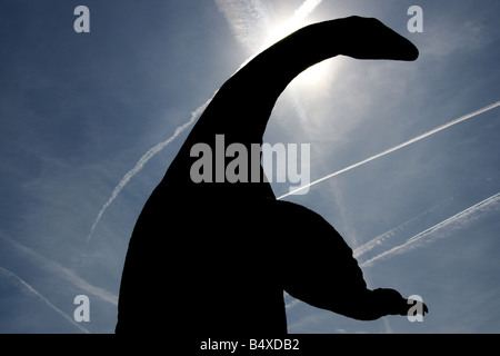 Entlastung der Dinosaurier gegen blauen Himmel Stockfoto