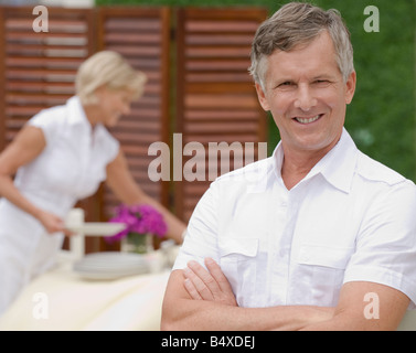 Paar Service Restaurant unter freiem Himmel vorbereiten Stockfoto