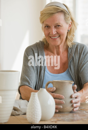 Ältere Frau macht Keramik Töpfe Stockfoto