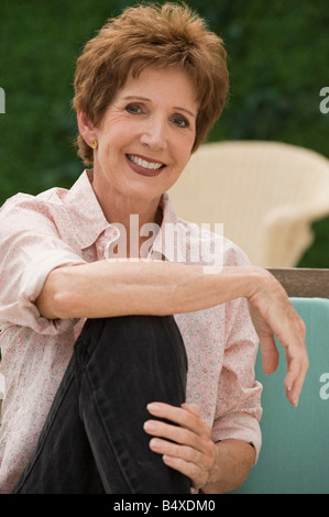 Porträt von senior Frau sitzen im freien Stockfoto