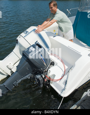 Anpassung der Motoren auf Speed-Boot Mann Stockfoto