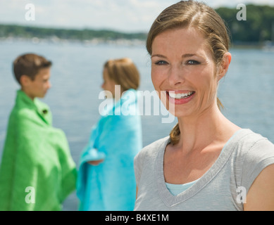Mutter und Kinder am dock Stockfoto