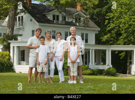 Multi-Generations Familie posiert vor Hof Stockfoto