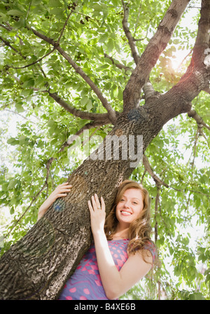 Niedrigen Winkel Ansicht von Frau Baum umarmen Stockfoto