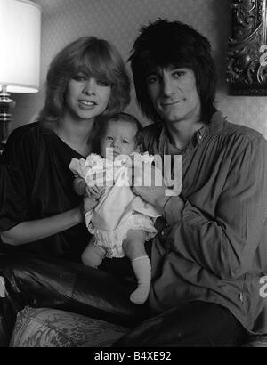 Ronnie Wood mit seiner Frau Ex-Model Jo Howard und ihre kleine Tochter Leah im Alter von fünf Wochen ihr Debüt in einem Hotel in Los Angeles, nachdem sie gezwungen war, verlassen ihre Heimat Malibu nach eine Serie von Bränden im Bereich Stockfoto