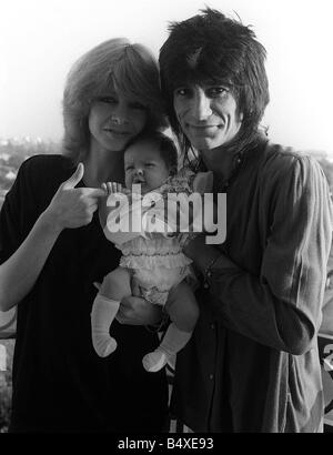 Ronnie Wood mit seiner Frau Ex-Model Jo Howard und ihre kleine Tochter Leah im Alter von fünf Wochen ihr Debüt in einem Hotel in Los Angeles, nachdem sie gezwungen war, verlassen ihre Heimat Malibu nach eine Serie von Bränden im Bereich Stockfoto