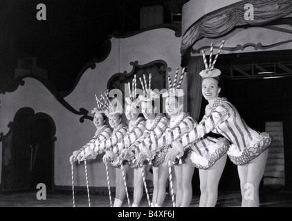 Einen Platz in den Chor einen großen Eis-Show ist der Traum vieler junger Skater diese Mädchen sind Bestandteil der 26 starke Chor Glas n Stockfoto