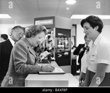 Margaret Thatcher besucht die Nissan Auto-Fabrik in Washington mit Ehemann Dennis Unterzeichnung das Gästebuch Stockfoto