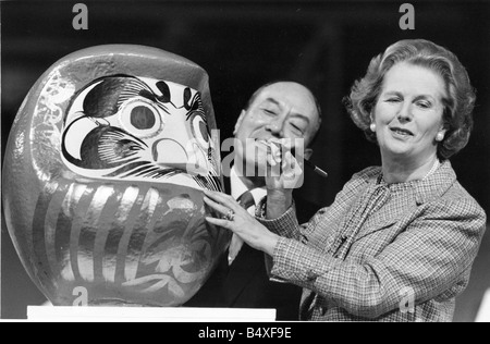 Margaret Thatcher besucht die Nissan Automobilfabrik in Washington mit Ehemann Dennis Farben im Auge der Daruma-Puppe Stockfoto