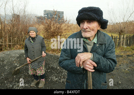 Copsa Mica Rumänien verschmutzt November 2006 Copsa Mica Europas vor Ort Teodor Indre 86 und seine Frau Aurelia Ausbessern der Straße vor ihrem Haus vor alten Kohlenstoff-Fabrik