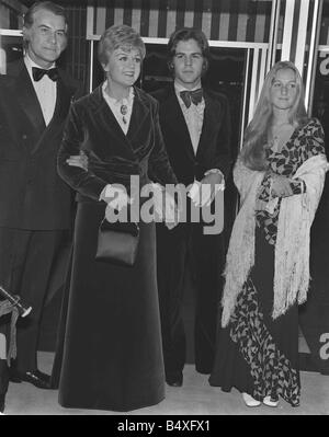 Angela Lansbury Ankunft Oktober 1971 für die Premiere von Bedknobs and Broomsticks mit ihrem Peter Shaw ihr Sohn Anthony und sein Freund Miss Belinda Humphreys Ehemann Stockfoto