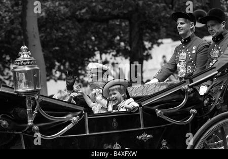Die königlichen Kinder in ihr Pferd gezogen, Trainer Jul 1986 Welle um die Massen auf der Hochzeit Tag von Prinz Andrew und Sarah Ferguson der Herzog und Herzogin von York Stockfoto