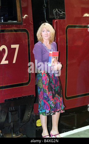 J K Rowling Autor lehnt sich aus einer Dampflok namens Hogwarts Express am Kings Cross Bahnhof in London hält ihr viertes Buch in den beliebten Harry-Potter-Reihe Harry Potter und der Goblet of Fire in diesem Zug erscheint in den Potter-Band mit dem neuen Titel geht auf Verkauf in der ganzen Welt am Samstag Stockfoto