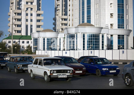 Verkehr und Neubauten in Ashgabat, Turkmenistan Stockfoto