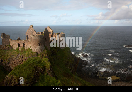 Dunluce Castle mit Regenbogen und North Antrim Küste Grafschaft Antrim Nordirland Vereinigtes Königreich Stockfoto