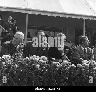 Earl Mountbatten 1959 L R Air Marshall Sir Dermot Boyle Chef der US-Air-General Thomas D weiße Earl Mountbatten Chef der Mitarbeiter Stockfoto