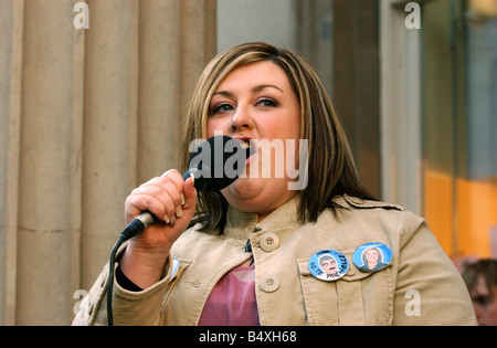 Pop-Idol TV TV-Programm Dezember 2003 Finalist Michelle McManus touring Glasgow trommle Unterstützung für diesen Samstag s Finalshow Wahlkampftour Royal Exchange Square Glasgow Mikrofon tragen ein Sabaotaged Abzeichen ihrer Rivalin Mark Rhodes stimmen Stockfoto